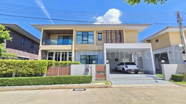 รหัสทรัพย์&nbsp; 7242บ้านเดี่ยว บุราสิริ รังสิต พื้นที่เยอะ ตกแต่งพร้อมอยู่ที่ตั้ง :&nbsp;ถนนติวานนท์ - รังสิต&nbsp;ตำบลสวนพริกไทย อำเภอเมืองปทุมธานี&nbsp;จังหวัดปทุมธานี 12000&nbsp;รายละเอียดทรัพย์- บ้านเดี่ยว 2 ชั้น ขนาดเนื้อที่ 74.4 ตารางวา พื้นที่ใช้สอย&nbsp;260 ตารางเมตร- 4&nbsp;ห้องนอน, 4 ห้องน้ำ, 1 ห้องทำงาน, 2 ที่จอดรถ- แอร์ 6 เครื่อง เฟอร์นิเจอร์ ตกแต่งสวยพร้อมอยู่- บ้านหันทางทิศเหนือสิ่งอำ�
