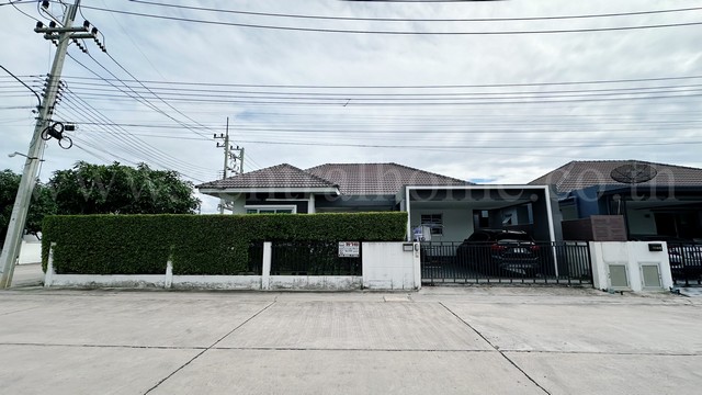 รหัสทรัพย์ : N0973บ้านเดี่ยว เดอะทาวน์ บางแขม - หลังสิรินธร บ้านสวย หลังมุม พื้นที่กว้างที่ตั้ง : ตำบลบางแขม อำเภอเมืองนครปฐม จังหวัดนครปฐม 73000รายละเอียดทรัพย์- บ้านเดี่ยว 1 ชั้น เนื้อที่ 69.30 ตารางวา พื้นที่ใช้สอย 86.12 ตารางเมตร- 3 ห้องนอน, 2 ห้องน้ำ, 1 ห้องรับแขก, 1 ห้องครัว, 2 ที่จอดรถ&nbsp;- ต่อเติมห้องครัวหลังบ้าน และต่อเติมหลังคาที่จอดรถเรียบร้อยพร้อมใช้งาน- พื้นที่รอบบ้านก