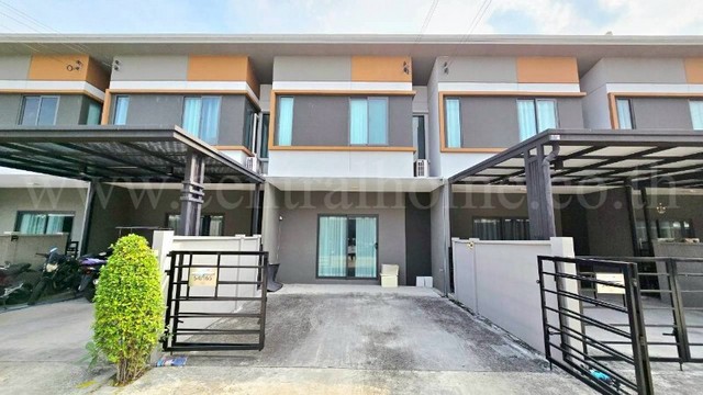 รหัสทรัพย์&nbsp; 6993ทาวน์โฮม Pleno Town พหลโยธิน - ลำลูกกา พร้อมอยู่ ถูกสุดในโครงการที่ตั้ง :&nbsp;ถนนเลียบคลองสาม ตำบลลาดสวาย อำเภอลำลูกกา จังหวัดปทุมธานี 12150รายละเอียดทรัพย์&nbsp;- ทาวน์โฮม 2 ชั้น ขนาดเนื้อที่&nbsp;16.5 ตารางวา พื้นที่ใช้สอย 120 ตารางเมตร- 2&nbsp;ห้องนอน, 2&nbsp;ห้องน้ำ, 1 ห้องนั่งเล่น, 2&nbsp;ที่จอดรถ- เครื่องปรับอากาศ, เฟอร์นิเจอร์บางส่วน,&nbsp;ผ้าม่านติดตั้งให้ทั้งหลัง,&nbsp;ปั๊มน้ำ+แทงค์