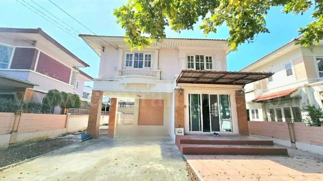 บ้านเดี่ยว หมู่บ้านมณีรินทร์ เลคแอนด์พาร์ค ราชพฤกษ์-ติวานนท์ ติดถนน 345 ถูกสุดในโครงการที่ตั้ง :&nbsp;ถนน 345 ตำบลบางคูวัด อำเภอเมืองปทุมธานี จังหวัดปทุมธานี 12000รายละเอียดทรัพย์-&nbsp;บ้านเดี่ยว 2 ชั้น เนื้อที่ 61.1 ตารางวา&nbsp;พื้นที่ใช้สอย&nbsp;180 ตารางเมตร- 3&nbsp;ห้องนอน, 3&nbsp;ห้องน้ำ, 1 ห้องรับแขก, 1 ห้องครัว, 2&nbsp;ที่จอดรถ-&nbsp;บ้านหันทางทิศตะวันออกเฉียงใต้สิ่งอำนวยความสะดวก&nbsp;- ระบบรักษา�