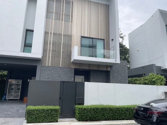 BH4306 บ้านหรู 3 ชั้น ให้เช่าและขาย หมู่บ้านนันทวัน พระราม 9 ศรีนครินทร์ กรุงเทพกรีฑา ติด Wellington International Schoolติดต่อ Agent คุณบัว Buaโทร 093-646-4597LINE ID Bua093ราคาเช่า 200,000 บาทต่อเดือน ต่อรองได้ราคาขาย 45,000,000 บาท ต่อรองได้บ้านหรูให้เช่าและขายในหมู่บ้านนันทวัน โครงการพระราม 9 ศรีนครินทร์ ทำเลกรุงเทพกรีฑา ใกล้และติดกับ Wellington International School และสนามกอล์ฟกรุงเทพกรีฑา เหมาะสำหรับครอบครัวที่ต้องการบ้านขนา