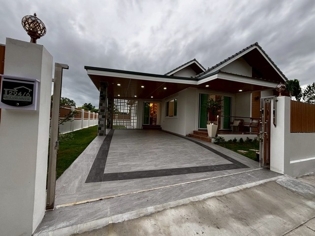 List : 94038ขายบ้านเดี่ยว ชั้นเดียว ใหม่ โครงการ บ้านพัดเย็น วิลเลจ ทับใต้ หัวหิน บ้านที่ออกแบบสไตล์นอดิก เพื่อการพักผ่อนอย่างแท้จริง บนที่ดินที่กว้างขวางถึง 81 ตรว. รายละเอียดที่เติมความสุขบ้านใหม่ สไตล์นนอดิก  3 นอน 2น้ำ เนื้อที่ขนาด 81 ตรว. พื้นที่ใช้สอยลงตัว 142 ตรม. Full Furnished ตกแต่งเฟอร์นิเจอร์ครบครัน ดีไซน์อบอุ่น พร้อมให้คุณหิ้วกระเป๋าเข้าอยู่ทันที ไม่ต้องเหนื่อยเล