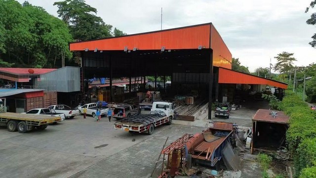 ขายและให้เช่า ที่ดินโรงงาน 3 ไร่ 95 ตร.ว บ่อวิน ศรีราชา ชลบุรีราคาขาย 38 ล้านบาทขายพร้อมคนเช่า (รับค่าเช่า 210,000 บาทต่อเดือน)รายละเอียด- พื้นที่สีเหลือง บนที่ดิน 3 ไร่ 95 ตร.ว- ออฟฟิศสำนักงาน 248 ตร.ม.- โรงงาน 1,637 ตร.ม. พร้อม- Overhead Crane 3 ตัน- ผังสีเหลือง- ห้องพักคนงาน 22 ห้อง- บ้านพักผู้บริหาร 4 ห้อง- ไฟฟ้า 3เฟส- รับน้ำหนักได้ 1.5 ตัน- ความสูง 9 เมตรที่ตั้ง : บ่อวิน ศรีราชา ชลบุรี-----------------------------------------------