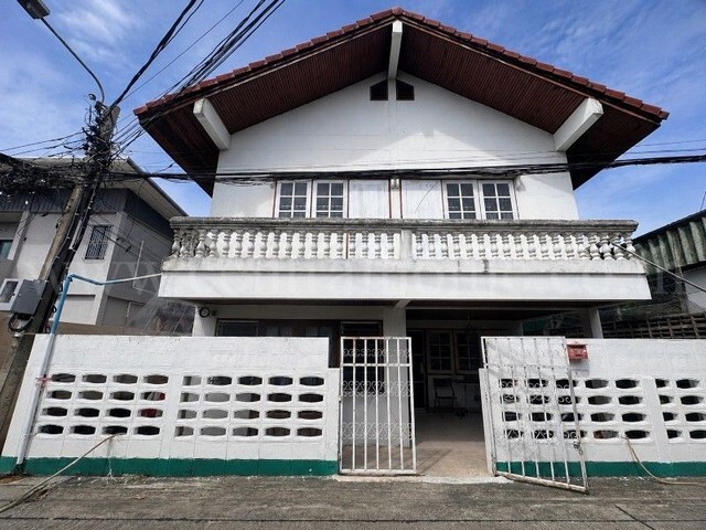 รหัสทรัพย์ : 7250บ้านเดี่ยว 2 ชั้น ซอยแจ้งวัฒนะ ปากเกร็ด6 ใกล้เทศบาลปากเกร็ดที่ตั้ง :&nbsp;ซอยแจ้งวัฒนะ-ปากเกร็ด 6 ตำบลปากเกร็ด อำเภอปากเกร็ด จังหวัดนนทบุรี 11120รายละเอียดทรัพย์- บ้านเดี่ยว 2 ชั้น, ขนาดพื้นที่ 35 ตารางวา, พื้นที่ใช้สอย 140 ตารางเมตร- 5 ห้องนอน, 2 ห้องน้ำ, 1 ห้องรับแขก, 1 ห้องครัว- เครื่องปรับอากาศ 1 เครื่อง- พื้นชั้นล่างปูแกรนิตโต้ พื้นชั้นบนปูไม้ปาร์เกต์- หน้าบ้าน�