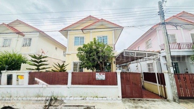 รหัสทรัพย์&nbsp; :&nbsp; N0739&nbsp;บ้านแฝด บ้านฟ้ากรีนพาร์ค รอยัล ธนบุรีรมย์ ติดถนนประชาอุทิศ ราคาถูกที่สุดในโครงการที่ตั้ง :&nbsp;ถนนประชาอุทิศ แขวงทุ่งครุ เขตทุ่งครุ กรุงเทพมหานครรายละเอียดทรัพย์- บ้านแฝด 2 ชั้น พื้นที่ใช้สอย 150 ตารางเมตร เนื้อที่ 39.4 ตารางวา-&nbsp;หน้าบ้านไม่ชนใคร สภาพดี ราคาถูกที่สุด&nbsp;- 3 ห้องนอน,&nbsp;2&nbsp;ห้องน้ำ, 1 ห้องครัว,&nbsp;1 ที่จอดรถ- แถม แอร์ 3 เครื่อง, ตู้โชว์, โต๊ะ�