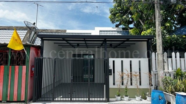 รหัสทรัพย์ : 7217ทาวน์เฮ้าส์ 1 ชั้น หมู่บ้าน อยู่เจริญ 2 ลำลูกกา - คลอง 4 รีโนเวทใหม่ บ้านสวย ราคาถูกที่ตั้ง : ถนนไสวประชาราษฎร์ ตำบลลาดสวาย อำเภอลำลูกกา จังหวัดปทุมธานี 12150รายละเอียดทรัพย์&nbsp;- ทาวน์เฮ้าส์1ชั้น ขนาดพื้นที่ 22.8 ตารางวา พื้นที่ใช้สอย 45.6 ตารางเมตร กว้าง5.7*8 เมตร- 2 ห้องนอน, 1ห้องน้ำ, 1 ห้องนั่งเล่น, 1 ห้องครัว, 1 ที่จอดรถ- เครื่องใช้ไฟฟ้า แอร์ 1เครื่อง ,ฮูดดูดควัน ,เตาแ�