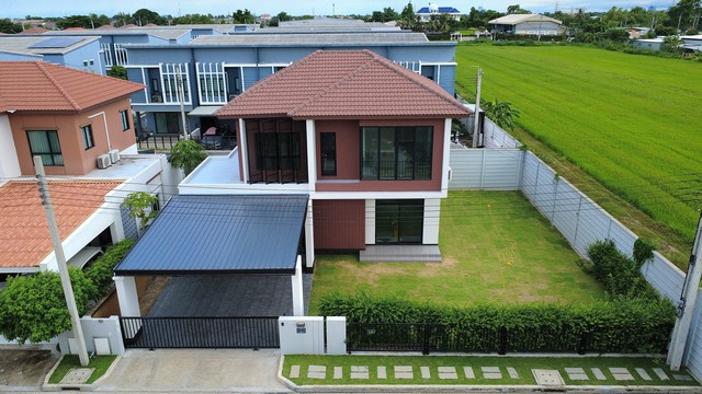 เพราะทำเลนี้...มีหลังเดียว!!บ้านเดี่ยวแปลงมุม + รีโนเวทใหม่ + ต่อเติมครบใกล้ทางด่วนจตุโชติ , ห้างแฟชั่น--------โครงการ เดอะริคโค้ เรสซิเดนซ์ วงแหวนฯ–หทัยราษฎร์(โครงการคุณภาพ สังคมดี)จุดเด่น - ได้ที่ดิน ใหญ่สุด 85.5 ตร.ว. - รีโนเวทใหม่ทั้งหลัง พร้อมเข้าอยู่ - แปลงมุม พื้นที่เยอะ เป็นส่วนตัว - 5 ห้องนอน, 2 ห้องครัว  - ต่อเติมให้เรียบร้อย (ลงเสาเข็มไมโครไพล์) - ใกล้ทางด่วนจตุโชต�