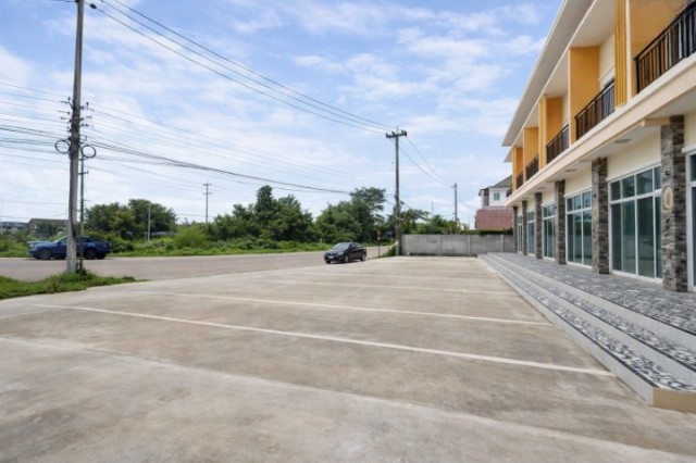 ท็อปส์ หนองหาน 400 ม. 44ตร.วา. ใกล้โกลบอลเฮ้าส์ หนองหาน 400 ม. อุดรธานี อาคารพาณิชย์ 2 ชั้น 6คูหา 2นอน 2น้ำ