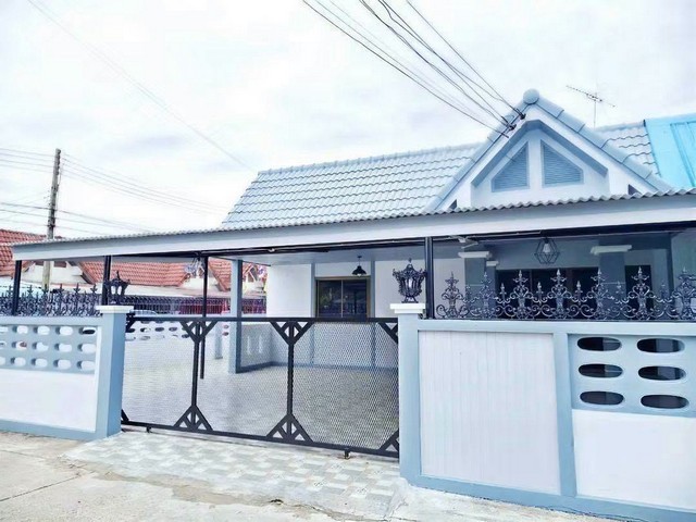 ขายบ้าน มาลัยทองวิลล่า 1 หัวมุม สภาพใหม่ พร้อมเข้าอยู่ บ้านสวน ชลบุรีเพียงราคา 2.xxx ลบ.มาลัยทองวิลล่า 1 #บ้านสวนชลบุรีทาวน์เฮาส์ชั้นเดียว #หลังริมเนื้อที่ 52 ตร.ว. ขนาด 3 ห้องนอน 2 ห้องน้ำห้องโถง ห้องครัว พื้นที่ซักล้างจอดรถได้ 3 คัน*ฟรีของแถม- แอร์ใหม่ - ปั๊มน้ำ - ถังเก็บน้ำ - ผ้าม่านครบ-  ฟรีค่าโอน - ฟรีจำนองสถานที่ใกล้เคียง- ใกล้โลตัสบ้านสวน- ห้างเฉลิมไทย- ถนนสุขุมวิท- ถ�