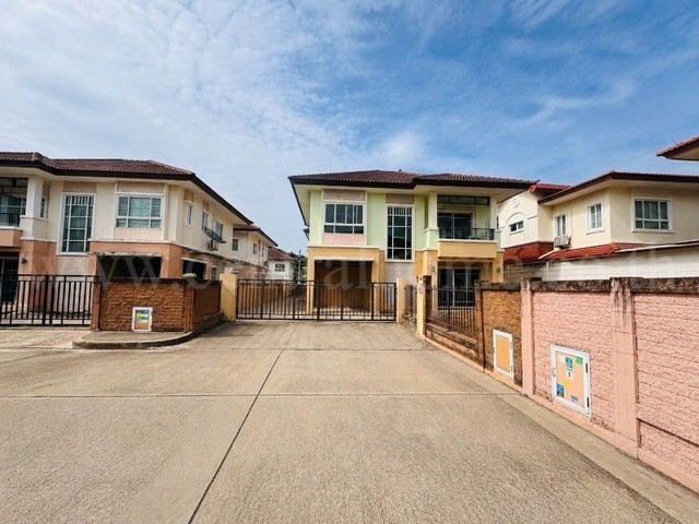รหัสทรัพย์ : 7249บ้านเดี่ยว หมู่บ้าน เดอะ แพลนท์ ดอนเมือง ซอยวิภาวดี 41 (บ้านหลังมุม)ที่ตั้ง :&nbsp;ซอยวิภาวดีรังสิต 41 แขวงสีกัน เขตดอนเมือง กรุงเทพมหานคร 10210รายละเอียดทรัพย์- บ้านเดี่ยว 2 ชั้น ขนาดพื้นที่&nbsp; 60&nbsp; ตารางวา&nbsp;พื้นที่ใช้สอย 240 ตารางเมตร- 3&nbsp;ห้องนอน, 2 ห้องน้ำ, 1 ห้องรับแขก, 1 ห้องครัว, 2 ที่จอดรถ- แอร์ 2 เครื่อง, แท็งก์น้ำ, ปั๊มน้ำ- พื้นชั้นบนลามิเนต / พื้นชั้นล่างแกรนิโต�