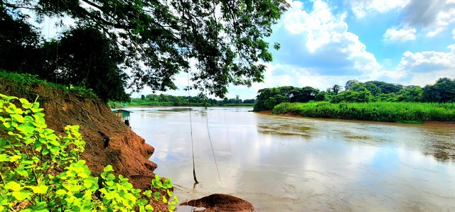 ขายที่ดินติดแม่น้ำชีเมืองมหาสารคาม3ไร่ ติดถนนหลัก ไปกาฬสินธุ์*** ขายราคาไร่ละ 2.35 ล้านบาท ***  ( มีเนื้อที่ 3-2-50.4 ไร่  )ขายที่ดินติดแม่น้ำชี 3 ไร่ อำเภอเมืองมหาสารคาม ทำเลดี ติดถนนหลัก ไปกาฬสินธุ์ เหมาะค้าขาย ร้านอาหาร คาเฟ่่ริมน้ำรีสอร์ท พลูวิลล่า ห้องพักห้องเช่า บรรยากาศดี ที่ตั้ง:   ต.ลาดพัฒนา อ.เมือง มหาสารคาม  จ.มหาสารคาม  44000 ขายที่ดินสวยติดแม่น้ำชี เมืองมหาสารคาม  