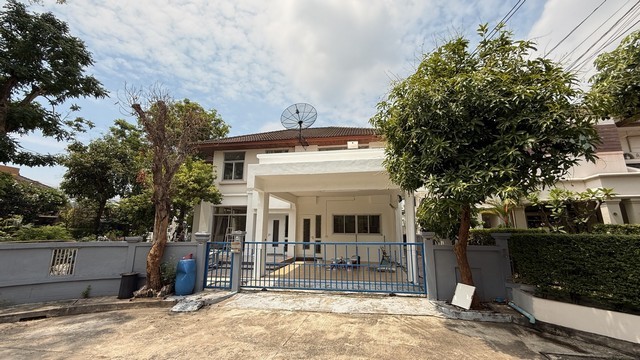 ให้เช่าบ้านเดี่ยว 2 ชั้น เพอร์เฟค เพลส รามคำแหง 164 (Perfect Place Ramkhamhaeng 164) บ้านรีโนเวทใหม่ พร้อมเฟอร์นิเจอร์และเครื่องใช้ไฟฟ้าครบ เข้าอยู่ได้ทันทีบ้านเดี่ยวขนาดใหญ่ พื้นที่ใช้สอยกว้างขวางถึง 210 ตร.ม. มี 5 ห้องนอน 4 ห้องน้ำ เหมาะสำหรับครอบครัวใหญ่ ครอบครัวที่มีผู้สูงอายุ หรือชาวต่างชาติที่กำลังมองหาบ้านเช่าใกล้โรงเรียนนานาชาติ บรรยากาศภายในโครงการเงียบสงบ เป็นส่วนต�