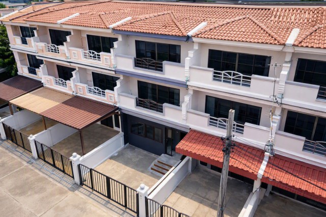 ปั๊มพีทีสะพานสูง1 บางจาก ทาวน์โฮม 3ชั้น 5นอน ใกล้รพ.MRTสีส้ม ราษฎร์พัฒนา 1.9กม. 5น้ำ 20ตร.ว. 240ตร.ม. รพ.รามคำแหง2 1.9 กม.