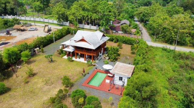 โซนสันทราย ลดราคาพิเศษเหลือเพียง 12.5 ล้าน #บ้านไม้สักทองล้านนาร่วมสมัย บนที่ดินกว่า 2 ไร่ 51.6 ตร.วา พร้อมสระว่ายน้ำและสวนส่วนตัว ให้ความเป็นส่วนตัวสูง เหมาะสำหรับอยู่อาศัย บ้านพักตากอากาศ หรือทำเป็นบ้านพักสำหรับครอบครัวรายละเอียดบ้านพื้นที่ใช้สอยประมาณ 240 ตร.ม.4 ห้องนอน3 ห้องน้ำในตัวครัวฝรั่งแบบ Open Plan พร้อมพื้นที่รับประทานอาหารห้องนั่งเล่น พร้อมโถงชั้นบนแล�