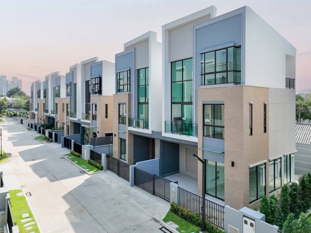 ขายทาวน์โฮม 3.5 ชั้นหลังหัวมุม 220 ตรม. เอสทารา เฮเว่น พัฒนาการ 20 Estara Haven Phatthanakan 20 ใกล้ทางด่วน ใกล้เอกมัย ทองหล่อ *** ราคาขาย 10 ล้านบาท ค่าโอนคนละครึ่ง ติดต่อ::  ชยา โทร/ID Line:: 0942823961   Link Line:: https://line.me/ti/p/3xFA1An8Kcรหัส# T26-1192ทาวน์โฮม 3.5 ชั้น เอสทารา เฮเว่น พัฒนาการ 20 Estara Haven Phatthanakan 20 ๐ พื้นที่ใช้สอย 220 ตารางเมตร ๐ 3 ห้องนอน ๐ 4 ห้องน้ำ ๐ จอดรถได้ 2 คัน ๐ built in ต่อเติมครัว และส่วนอื่นนิดหน่อย ๐ ติดตั้งระบบ Home Automation ระบบ Motion 