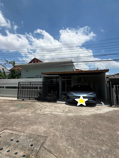 ให้เช่า - ขายบ้านเดี่ยวชั้นเดียว 43 ตรว. หมู่บ้านทิวสน ลาดพร้าว 87 แยก 18 ใกล้ CDC เลียบด่วน *** ราคาเช่า 24,000 บาท/เดือน*** ราคาขาย 5.5 ล้านบาทติดต่อ:: ชยา โทร/ID Line:: 0942823961Link Line:: https://line.me/ti/p/3xFA1An8Kcรหัส# T26-1189บ้านเดี่ยวชั้นเดียว หมู่บ้านทิวสน ลาดพร้าว 87 แยก 18 ใกล้ CDC เลียบด่วน ๐ เนื้อที่ 43 ตรว๐ 2 ห้องนอน๐ 2 ห้องน้ำ ( มีอ่างอาบน้ำในห้องนอนใหญ่)๐ ห้องนั่งเล่น โซฟาทรง แอล๐ ห้องครัวทันสมัย ห้องทานอาหาร๐ สวน�
