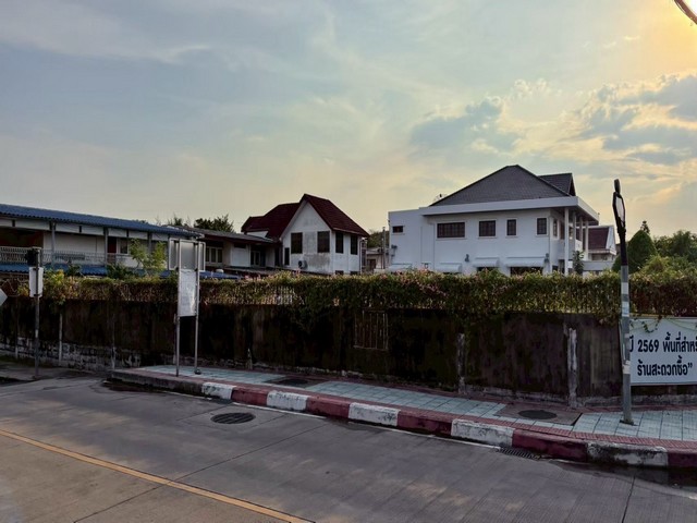 ขายที่ดินแปลงมุม 277 ตรว. หมู่บ้านประชานิเวศน์ 2 ซอยสามัคคี 58 ถนนประชาชื่น ใกล้จุดขึ้นลงทางด่วน ** 2 โฉนดแบ่งขายได้ *** ราคาขายรวม 28 ล้านบาท  (ราคาต่อรองได้) กรณีแบ่งขาย :: *** 1. แปลงมุม 139 ตารางวา ขาย 14.5 ล้านบาท *** 2. แปลงถัดมา 138 ตารางวา ขาย 13.5 ล้านบาท ติดต่อ:: ชยา  โทร/ID Line:: 0942823961   Link Line:: https://line.me/ti/p/3xFA1An8Kcรหัส# T26-1188 ที่ดินแปลงมุม หมู่บ้านประชานิเวศน์ 2 ซอยสามัคคี 58 ประชาชื่น ใกล้จุดขึ้นลงทางด่วน  ๐ �