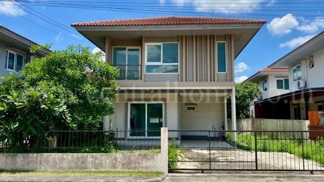 รหัสทรัพย์ : 7227บ้านเดี่ยว คณาสิริ ศาลายา-ปิ่นเกล้า ใกล้มหาวิทยาลัยมหิดล ศาลายา ถูกที่สุดในโครงการที่ตั้ง: ถนนสำเร็จพัฒนา ตำบลศาลากลาง อำเภอบางกรวย จังหวัดนนทบุรี 11140รายละเอียดทรัพย์&nbsp;- บ้านเดี่ยว 2 ชั้น เนื้อที่ 50 ตารางวา พื้นที่ใช้สอย 160 ตารางเมตร- 3 ห้องนอน, 2 ห้องน้ำ, 1 ห้องรับแขก, 1 ห้องครัว, 2 ที่จอดรถ- พื้นชั้นบนลามิเนต, พื้นชั้นล่างกระเบื้อง, ปั๊มน้ำ- หน้าบ้านหัน�