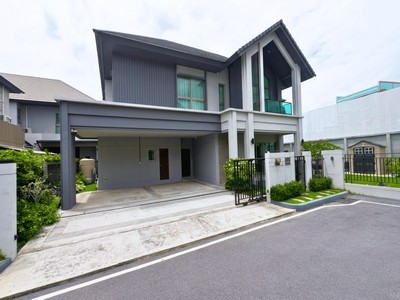 บ้านหรูหลังมุมโซนส่วนตัว ขายขาดทุน 9 ล้าน! บางกอก บูเลอวาร์ด ซิกเนเจอร์ ลาดพร้าว-เสรีไทย .TPI-3367.ขายบ้านเดี่ยวบางกอก บูเลอวาร์ด ซิกเนเจอร์ ลาดพร้าว-เสรีไทย (Bangkok Boulevard Signature Ladprao-Serithai).จุดเด่น✅ หมู่บ้านติดทะเลสาบและสวนนวมินทร์ภิรมย์ พร้อมจุดชมวิวสวยที่สุดในย่าน ✅ ทำเลมีอนาคตมาก การพัฒนาของเมืองจะส่องสปอร์ตไลท์มาที่ย่านนี้ ทั้งการขยับตัวของกลุ่มทุนและแผนคมนาคมโอกาส