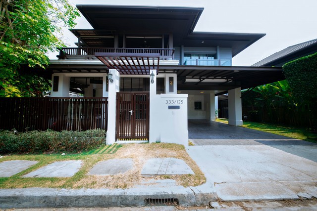 บ้านเช่าระดับลักชัวรี พร้อมสระว่ายน้ำส่วนตัว สวนร่มรื่น และบ่อปลาคราฟ ในโครงการ เศรษฐสิริ สันทราย เหมาะสำหรับครอบครัวต่างชาติ ผู้บริหาร หรือผู้ที่มองหาบ้านคุณภาพสูงในเชียงใหม่รายละเอียดบ้านเนื้อที่ 125 ตารางวา4 ห้องนอน5 ห้องน้ำ2 ห้องนั่งเล่น1 ห้องแม่บ้านสระว่ายน้ำส่วนตัวสวนสวยส่วนตัวบ่อปลาคราฟสถานที่ใกล้เคียงCentral Festival Chiang MaiMeechok PlazaRuamchok MallPrem Tinsulanonda International SchoolNakhon Payap Internatio