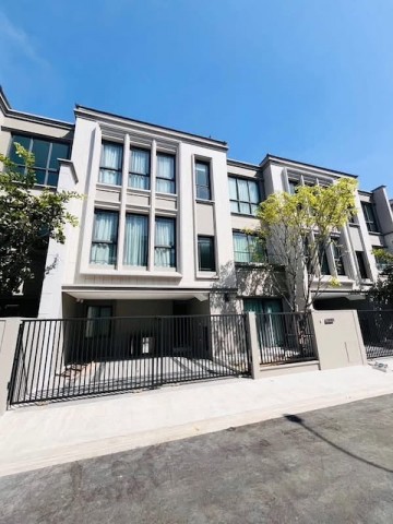 BH4323 ให้เช่า Luxury Townhome 3 ชั้น บ้านกลางเมือง Classe สุขุมวิท 77 ใกล้ BTS อ่อนนุชติดต่อ Agent คุณบัว (Bua)Tel: 093-646-4597&nbsp;LINE ID: Bua093ค่าเช่าปกติ 130,000 บาทต่อเดือนLuxury Townhome 3 ชั้น ให้เช่าในโครงการบ้านกลางเมือง Classe สุขุมวิท 77 ทำเลต้นอ่อนนุช บ้านหน้ากว้าง 10 เมตร พื้นที่ใช้สอย 228 ตารางเมตร ตกแต่งโดย 10dk พร้อมเฟอร์นิเจอร์และเครื่องใช้ไฟฟ้าครบ พร้อมเข้าอยู่ค่าเช่าปกติ 130,000 บาทต่อเดือนโปรโมชั่นพิเศษ จองภายในเดื�