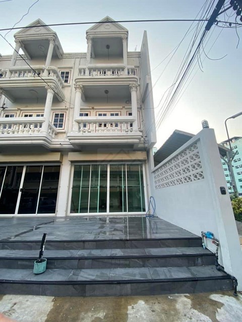 รหัส# T26-1061 ให้เช่าทาวน์เฮ้าส์ 3 ชั้น 250 ตรม. ย่านรัชดา ห้วยขวาง ซอยประชาราษฎร์บำเพ็ญ9 ใกล้ Mrt ห้วยขวาง 700 เมตร*** ราคาเช่า 38,000 บาท/ เดือนติดต่อ:: ชยา  โทร/ID Line:: 0942823961   Link Line:: https://line.me/ti/p/3xFA1An8Kcรหัส# T26-1061ทาวน์เฮ้าส์ 3 ชั้น ย่านรัชดา ห้วยขวาง ซอยประชาราษฎร์บำเพ็ญ 9 ใกล้ Mrt ห้วยขวาง 700 เมตร• เนื้อที่ 18 ตารางวา • พื้นที่ใช้สอยประมาณ 250 ตรม.• 3 ห้องนอน ห้องน้ำในตัวทุกห้อง • 4 ห้องน้ำ (1 ห้องน้ำชั้นล่าง) • 1 ห�