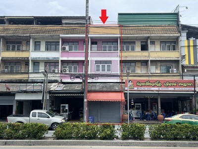 ขายพร้อมผู้เช่า อาคารพาณิชย์ 3.5 ชั้น ติดถนนใหญ่ต้นถนนแพรกษา 18 ตร.ว. ผังเมืองสีน้ำตาล ย.8.TPI-3375.ขายพร้อมผู้เช่า อาคารพาณิชย์ติดถนนใหญ่แพรกษา 18 ตร.ว..ที่ตั้ง: ต้นถนนแพรกษา ติดริมถนนใหญ่ ระหว่างซอยเทศบาลบางปู 29 และ 31Google Maps: https://maps.app.goo.gl/sHVGGHJSuy7pQRcy9.รายละเอียดอาคารพาณิชย์ 3.5 ชั้น พร้อมดาดฟ้า บนที่ดิน 18 ตารางวา หน้ากว้าง 4 เมตร ลึก 19 เมตร พื้นที่ใช้สอยประมาณ 250 ตารางเมตร✅ 2 ห้องนอน 2 ห้องน้