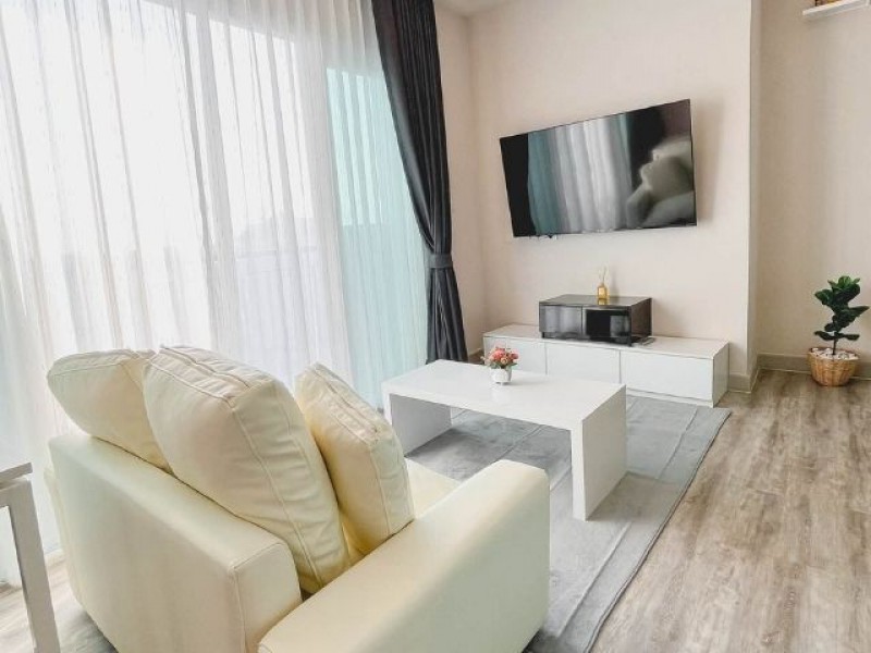 ให้เช่า 14,500/เดือน* The Prio Condo : คอนโดใกล้สนามบินใกล้เซ็นทรัลแอร์พอร์ต ห้องมุมส่วนตัวมาก ไม่มีห้องติดด้านข้างเลย.1 ห้องนอน 1 ห้องน้ำ พื้นที่ 39 ตารางเมตร ห้องชั้น 7วิวสวย พร้อมเฟอร์นิเจอร์และเครื่องใช้ไฟฟ้าครบ.เฟอร์นิเจอร์และเครื่องใช้ไฟฟ้าครบ• เตียงและที่นอน 5 ฟุต• ตู้เสื้อผ้า + มุมแต่งตัว• โต๊ะเครื่องแป้ง• เครื่องปรับอากาศ 2 ห้อง• เครื่องทำน้ำอุ่น• Smart TV รุ่นใหม่• โซ
