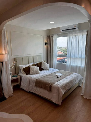 ขายเพียง 1.39 ล้าน 32 ตร.ม. #บ้านกรุงไทย คอนโด #วิวดอยสุเทพ #เมืองเชียงใหม่ ห้องพร้อมอยู่ เฟอร์นิเจอร์และเครื่องใช้ไฟฟ้าครบ เหมาะทั้งสำหรับอยู่อาศัยเอง และลงทุนปล่อยเช่ารายวัน / #Airbnbรายละเอียดห้องพื้นที่ใช้สอย 32 ตร.ม.ชั้น 7• เฟอร์นิเจอร์ครบ พร้อมเข้าอยู่ชุดครัว Built-inเครื่องปรับอากาศตู้เย็นSmart TV 55 นิ้วเครื่องทำน้ำอุ่นไมโครเวฟเตียง 5 ฟุตตู้เสื้อผ้า + โต๊ะเครื่องแป้งDigital D