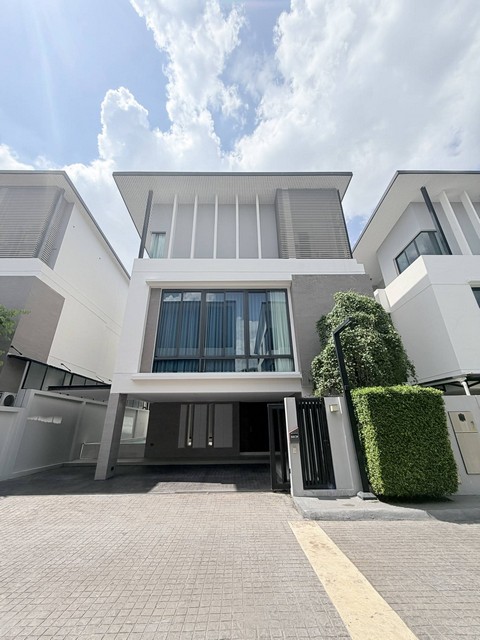ให้เช่าบ้านเดี่ยว 3 ชั้น พูลวิลล่าหรู 412 ตร.ม. THE GLAMOR เอกมัย-ประดิษฐ์มนูธรรม ใกล้เซ็นทรัลอีสวิลล์ ใกล้เอกมัย ทองหล่อ*** ราคาเช่า 180,000 บาท/เดือน ติดต่อ:: ชยา  โทร/ID Line:: 0942823961   Link Line:: https://line.me/ti/p/3xFA1An8Kcรหัส# T26-1068บ้านเดี่ยว 3 ชั้น พูลวิลล่าหรู THE GLAMOR เอกมัย-ประดิษฐ์มนูธรรม  • พื้นที่ใช้สอย 412 ตร.ม.• 3 ห้องนอน• 4 ห้องน้ำ• 1 ห้องอเนกประสงค์ 1 ห้องแม่บ้าน • 3 ที่จอดรถ • สระว่ายน้ำส่วนตัว (Private Swimming Pool)• ตกแต่งส�