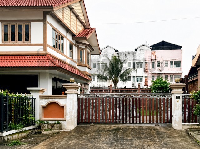 บ้านเดี่ยว หมู่บ้าน ลัด ดา รมย์ ราชพฤกษ์ รัตนาธิเบศร์ |บ้าน นนทบุรีที่ตั้ง :  ถ. ราชพฤกษ์ ตำบล บางรักน้อย อำเภอเมืองนนทบุรี นนทบุรี 11000รายละเอียดทรัพย์ บ้านเดี่ยว 2 ชั้น หลังริมเนื้อที่ 140.5 ตร.ว. พื้นที่ใช้สอย 210 ตรม.ห้องนอน 3 ห้อง 3 น้ำเรือนรับรองแขก พร้อมห้องน้ำในตัวต่อเติมห้องกระจก เป็นห้องเอนกประสงค์ จอดรถในบ้าน 2-4 คัน คันหน้าบ้านหัน ทิศใต้โครงการติดถนน ราชพฤกษ์ ข