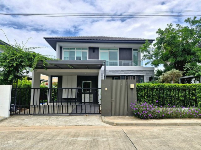 ให้เช่า 65,000 บาท/เดือน ขาย 12.5 ล้าน #มัณฑนา #สันทราย (By Land & Houses) บ้านเดี่ยวหรู 2 ชั้น ตกแต่งครบด้วยเฟอร์นิเจอร์ Built-in ทั้งหลัง สไตล์โมเดิร์น อบอุ่น ฟังก์ชันครบครัน บนทำเลศักยภาพ #ใกล้แยกแม่กวง เดินทางเข้าเมืองสะดวก เพียง 10 นาที ถึง #เซ็นทรัลเฟสติวัลรายละเอียดทรัพย์:ขนาดที่ดิน: 76.5 ตารางวา4 ห้องนอน | 4 ห้องน้ำพื้นที่ใช้สอย: 1 ห้องรับแขกโปร่งสบายพร้อมโซนเคาน์เตอร์บาร์ + 1 ห้องอเ