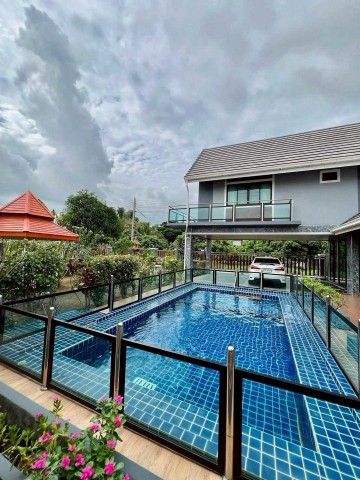 โซนป่าแดด ให้เช่า 50,000 บาท/เดือน ขาย 9.9 ล้าน บ้านพูลวิลล่า 2 ชั้น 150 ตรว. มีบ้าน 2 หลัง #อำเภอเมือง #บ้านพร้อมอยู่​ #เฟอร์นิเจอร์ครบทั้งหลัง​ #น้ำไม่ท่วม ห่างจากสนามบิน 11 กม.เนื้อที่ 150 ตารางวาพื้นที่ใช้สอย 280 ตารางเมตร6 ห้องนอน 6 ห้องน้ำ1​ ห้องนั่งเล่น1​ ห้องครัวมีสระว่ายน้ำ ขนาด 8* 4 เมตร2 ที่จอดรถเฟอร์นิเจอร์-เครื่องปรับอากาศ 6 -เครื่องทำน้ำอุ่น 6-เตียงนอน 5-ตู้เสื้อผ้า 5-ตู้เย�
