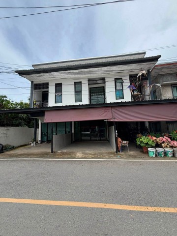 โซนดอยสะเก็ด ให้เช่า 7,000 บาท/เดือน (บ้านเปล่า) ทาวน์โฮม 2 ชั้น #ใกล้แยกแม่กวง เหมาะสำหรับอยู่อาศัยระยะยาว ทำเลเดินทางสะดวก เข้าเมืองง่ายรายละเอียดบ้าน1 ห้องนอน 2 ห้องน้ำห้องครัวจอดรถยนต์ 1 คันจอดรถมอเตอร์ไซค์ 2–3 คัน• เฟอร์นิเจอร์พร้อมอยู่เครื่องปรับอากาศเตียงนอนโต๊ะเครื่องแป้งตู้เสื้อผ้าโซฟา 4–5 ที่นั่งโต๊ะรับประทานอาหาร 4 ที่นั่งเครื่องทำน้ำอุ่นเช่า 7,000 บาท/