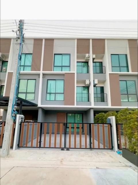 ขายทาวน์โฮม 3 ชั้น โครงการ Nue Connex ดอนเมือง โซนหน้า Clubhouse ใกล้รถไฟฟ้า 2 สายราคาขาย 6,490,000 บาท ( โอนคนละครึ่ง )ราคาเช่า 33,000 บาท / เดือนที่ตั้ง ถนนวิภาวดีรังสิต แขวงสนามบิน เขตดอนเมือง กรุงเทพมหานคร 10210ติดต่อ : คุณภัสพงณ์ 0634098164Line : deedee23https://www.facebook.com/profile.php?id=61581484955548เนื้อที่ 22.5 ตารางวา พื้นที่ใช้สอย 190 ตารางเมตร จำนวน 3 ชั้น 4 ห้องนอน 4 ห้องน้ำแบบบ้าน Tango โซนหน้า Clubhouse ติดสนามเด็กเล่นและสระว่ายน้ำติดต�