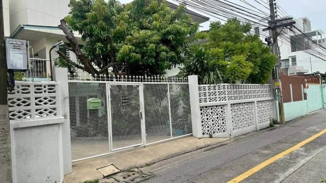 ขายบ้านเดี่ยว 2 ชั้น ซอยสุขุมวิท 65 ออกเอกมัย 10 (ชัยพฤกษ์) เดินทางสะดวก ใจกลางเมือง ใกล้ทองหล่อ เอกมัยคุณช่อผกา โทร 0616198565 LINE 0616198565สำรอง LINE 0812523279 ส่งลิ้งก์ไว้ได้เลย- ขายบ้านเดี่ยว 2 ชั้น ซอยสุขุมวิท 65 ออกเอกมัย 10 (ชัยพฤกษ์) เดินทางสะดวก ใจกลางเมือง- ที่ดิน 60 ตารางวา- 3 ห้องนอน- 2 ห้องน้ำ- 1 ห้องโถง- 1 ห้องครัว- ระเบียงชั้นบน- จอดรถภายในบ้านได้ 2 คันราคาขาย 28,000,000 บาท ค่าโอนค่าภาษีคนละ 50/50�