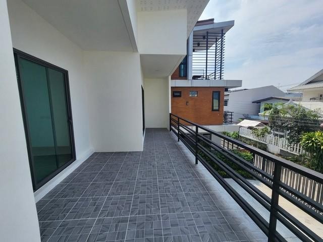 ให้เช่าและขาย บ้าน 2 ชั้น 53 ตรว. 3 ห้องนอน 4 ห้องน้ำ1 ห้องนั่งเล่น ประตูควบคุมด้วยรีโมท 3 ที่จอดรถ สุขุมวิท 93(RH1558)ติดต่อAgent : คุณเด่นชัย: 09-8481-8989:06-2839-4747ID Line :0984818989บ้าน สุขุมวิท 93ที่ตั้ง ซอย สุขุมวิท 93 แขวงบางจาก เขตพระโขนง กรุงเทพมหานคร 10260บ้านเดี่ยว 2 ชั้น 53 ตรว 180 ตรม3 ห้องนอน4 ห้องน้ํา1 ห้องนั่งเล่น1 ห้องรับประทานอาหาร1 ห้องครัวประตูควบคุมด้วยรีโมทที่จอดรถได้ถึง 3 คันขาย 8.85 ล้านบาทเช่
