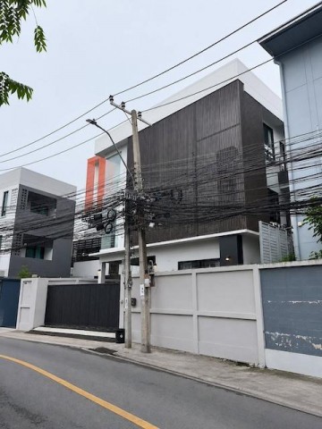 ให้เช่าบ้านเดี่ยว 3 ชั้น สุทธิสาร ห้วยขวาง ใกล้ MRT สุทธิสาร พื้นที่ 360 ตร.ม. เหมาะทำโฮมออฟฟิศ บริษัท และอยู่อาศัยติดต่อ Agent คุณบัว (Bua)Tel: 093-646-4597 LINE ID: Bua093ค่าเช่า 120,000 บาทต่อเดือนให้เช่าบ้านเดี่ยว 3 ชั้น ทำเลศักยภาพย่านสุทธิสาร ห้วยขวาง ใกล้ MRT สุทธิสาร และ MRT ห้วยขวาง เดินทางสะดวก เชื่อมต่อถนนรัชดาภิเษก พระราม 9 และอโศก เหมาะสำหรับใช้เป็นสำนักงาน โฮมออฟฟิศ บริษัท คลินิก สตูดิโ�
