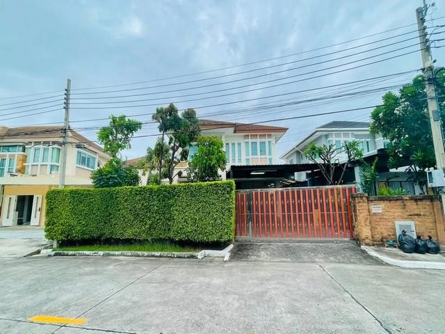 ขายบ้านเดี่ยว 2 ชั้น 86 ตรว. 4 ห้องนอน โครงการ เลอ นีโอ ทู วงแหวน-ศรีนครินทร์ LE NEO II SRINAKARIN ใกล้ทางขึ้นทางด่วน เพียง 1 กม.ติดต่อ:: ชยา โทร/ID Line:: 0942823961Link Line:: https://line.me/ti/p/3xFA1An8Kcรหัส # T26-970บ้านเดี่ยว 2 ชั้น โครงการ เลอ นีโอ ทู วงแหวน-ศรีนครินทร์• ใกล้ทางขึ้นทางด่วน เพียง 1 กม. เท่านั้น• เนื้อที่ดิน 86 ตร.ว.• พื้นที่ใช้สอย 298 ตรม• 4 ห้องนอน• 3 ห้องน้ำ• จอดรถได้ 4 คัน• แถมเฟอร์นิเจอร์• บ้านอยู่ถนนหลัก ไม่ไ�