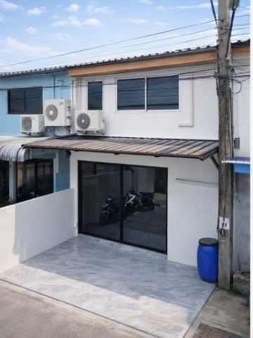 ใกล้ตลาดโอโซนวัน 1.3 กม. วัดเวฬุวนาราม10-18 ทาวน์เฮ้าส์ 2 ชั้น 2 นอน ดอนเมือง-สรงประภา 2 น้ำ ใกล้รร.ปรีดาวิทยา 300 ม.ทำเลติดถนนเมนโครงการ ที่ดิน 20 ตร.ว. 160ตร.ม. 9,999-11,999B-M.ถนนกว้าง เข้า-ออกง่าย เหมาะอยู่อาศัย โฮมออฟฟิศ สต็อกสินค้า หรือธุรกิจออนไลน์ เดินทางสะดวก เชื่อมต่อถนนหลักหลายสาย สนามบินดอนเมือง และทางด่วนศรีสมานnear Ozone One Market 1.3 km.Wat Weluwanaram10-18 2story townhouse 2bed DonMueang SongPrapha 2bath near Preedawittaya School 300 m. main road location 20 sq.wa. land 