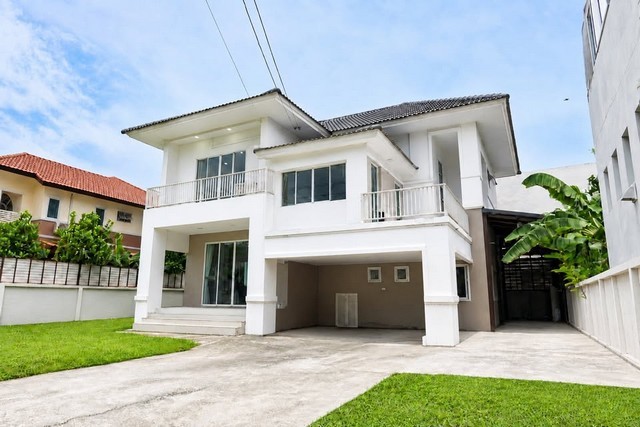 RHT2732ให้เช่าบ้านเลี้ยงสัตว์ได้  ถนนเทพรักษ์ ถนนวัชรพล ถนนพหลโยธิน ถนนสุขาภิบาล 5 เชื่อมถนนวิภาวดีรังสิตใกล้ทางพิเศษฉลองรัช ทางด่วนเอกมัย–รามอินทรา หมู่บ้านลลิล อินเดอะพาร์ค วัชรพล–พหลโยธินเนื้อที่  122 ตร.ว.  4 ห้องนอน 3 ห้องน้ำ  เครื่องปรับอากาศ 5 เครื่อง จอดรถในบ้าน 6 คัน   **ไม่รับจดทะเบียนบริษัท**ราคาเช่า 59,000/เดือน รวมค่าส่วนกลางแล้ว สัญญา 1 ปี — 59,000 บาท/เดือน สัญญา 2 ป�