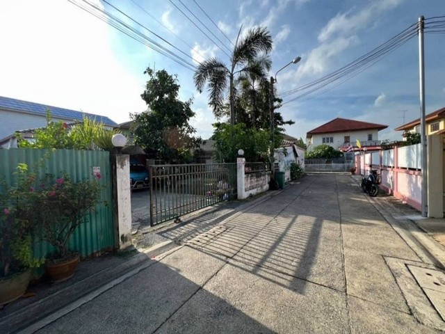 ขายที่ดินพร้อมบ้านชั้นเดียว 129 ตรว. ลาดพร้าว 71 สังคมสงเคราะห์ 24 เลียบด่วน ถนนซอยกว้าง เดินทางสะดวก