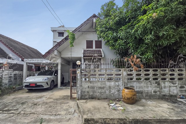 บ้านแฝดชั้นเดียว ศิริทรัพย์ ปากเกร็ด ทำเลดี เข้าซอยไม่ลึก ใกล้เซ็นทรัล แจ้งวัฒนะ* พื้นที่ 45 ตร.ว. ฟังก์ชัน 2 ห้องนอน 2 ห้องน้ำ 2 ที่จอดรถ ต่อเติมโรงรถและต่อเติมครัวปิด แถมแอร์ ปั๊มน้ำแทงค์พร้อมใช้งาน มีพื้นที่ใช้สอยรอบตัวบ้าน* โครงการอยู่ในซอยแจ้งวัฒนะ-ปากเกร็ด 31 ห่างจากถนนใหญ่แจ้งวัฒนะเพียงประมาณ 150 เมตร ใกล้จุดขึ้น-ลงทางด่วนศรีรัช (ทางด่วนแจ้งวัฒนะ) และอยู่