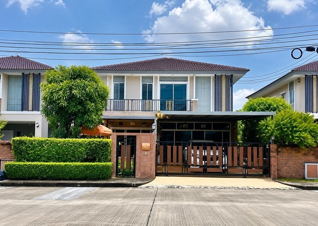 ขาย บ้านเดี่ยว Passorn Prestige Luxe พัฒนาการ 38 บ้าน Type ใหญ่สุด ทำเลดี เข้าออกได้หลายทาง รายละเอียดบ้าน• ขนาดที่ดิน 74.5  ตรว. พื้นที่ใช้สอย 167 ตร.ม.• บ้าน 2 ชั้น ขนาดใหญ่ 3 ห้องนอน 3 ห้องน้ำ• มีห้องทำงานเพิ่ม 1 ห้อง สามารถปรับเป็นห้องนอนชั้นล่างได้• ที่จอดรถ 2 คัน• บ้านหันหน้าทิศใต้ หลังบ้านติดคลอง• สนามหญ้าหน้าบ้าน–หลังบ้าน พร้อมสวนและต้นไม้มงคล• แอร์ 5 เครื่อง• ติดตั้งแผง Solar Cell ช่ว�