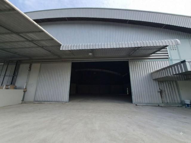 ให้เช่าโกดังพร้อมออฟฟิศ ซอยลาดกระบัง 14/1 ใกล้ Motorway และวงแหวนราคาเช่า 120,000 บาท / เดือน ( สัญญาขั้นต่ำ 3 ปี ประกัน 3 เดือน ล่วงหน้า 1 เดือน )ที่ตั้ง ถนนลาดกระบัง ซอยลาดกระบัง 14/1 แขวงลาดกระบัง เขตลาดกระบัง กรุงเทพมหานคร 10520ติดต่อ : คุณภัสพงณ์ 0634098164Line : deedee23https://www.facebook.com/profile.php?id=61581484955548พื้นที่ใช้สอย 1,000 ตารางเมตร ความสูง 10 - 12 เมตร ห้องน้ำ 4 ห้อง Office 1 ห้อง ห้องพัก / เก็บของ 9 ห้องพื้นรับน้ำหนัก 3 - 5 ตัน 