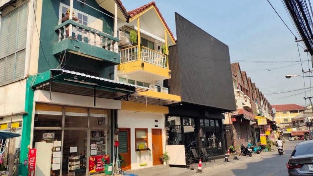 โซนสันติธรรม ให้เช่า 31,000 บาท/เดือน ขาย 5.19 ล้าน #รีโนเวทใหม่ สไตล์ Muji Minimal ฟังก์ชันครบ เหมาะสำหรับ “ทำธุรกิจ + พักอาศัย” ในหลังเดียว ทำเลดี แหล่งท่องเที่ยว และย่านเศรษฐกิจ #น้ำไม่ท่วมรายละเอียดทรัพย์3 ห้องนอน พร้อมเฟอร์นิเจอร์และเครื่องใช้ไฟฟ้า3 ห้องน้ำ พร้อมเครื่องทำน้ำอุ่นทุกห้องชั้น 1 ติดถนน มีพื้นที่สำหรับทำ ออฟฟิศ / ร้านค้า / คาเฟ่เครื่องปรับอากาศ 4 เครื่องแยก�