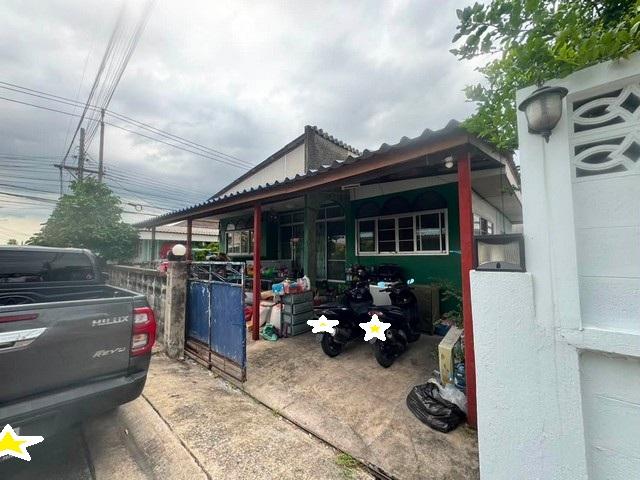 ขายที่ดินพร้อมสิ่งปลูกสร้าง หมู่บ้านจิรัฐติกร 7 ซอยประเสริฐมนูกิจ 14 เกษตร-นวมินทร์ ใกล้ถนนเกษตร-นวมินทร์ราคาขาย 7,100,000 บาท ( โอนคนละครึ่ง )ที่ตั้ง ถนนประเสริฐมนูกิจ ซอยประเสริฐมนูกิจ 14 แขวงจรเข้บัว เขตลาดพร้าว กรุงเทพมหานคร 10230ติดต่อ : คุณภัสพงณ์ 0634098164Line : deedee23https://www.facebook.com/profile.php?id=61581484955548เนื้อที่ 51 ตารางวา มีสิ่งปลูกสร้าง 4 ห้องนอน 2 ห้องน้ำ ที่จอดรถ 1 คันจุดเด่นทำเลเกษตร-นวมินท�
