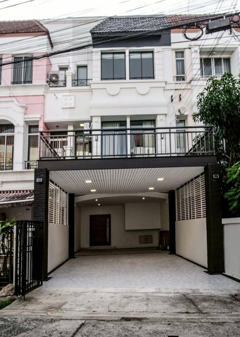 ให้เช่าบ้านเดี่ยว 3 ชั้น บ้านกลางเมือง บริติซทาวน์ ศรีนครินทร์ ใกล้รถไฟฟ้าและสิ่งอำนวยความสะดวกราคาเช่า 39,000 บาท / เดือนที่ตั้ง ถนนศรีนครินทร์ ซอยศรีด่าน 22 ตำบลบางแก้ว อำเภอบางพลี จังหวัดสมุทรปราการติดต่อ : คุณภัสพงณ์ 0634098164Line : deedee23https://www.facebook.com/profile.php?id=61581484955548พื้นที่ใช้สอย 230 ตารางเมตร จำนวน 3 ชั้น 3 ห้องนอน 4 ห้องน้ำ 2 ห้องนั่งเล่นมีที่จอดรถ 4 คัน อยู่ใกล้ส่วนกลางของโครงการ ปร�
