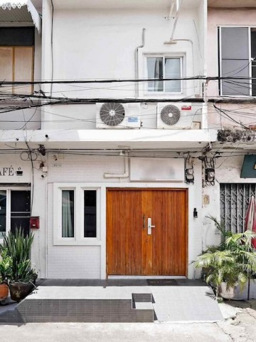 BH4330 เซ้งตึกแถวใกล้ถนนข้าวสาร 700 เมตร พร้อมทำธุรกิจ เฟอร์นิเจอร์และอุปกรณ์ครบสนใจติดต่อ Agent คุณบัว Buaโทร 093 646 4597LINE ID Bua093ค่าเซ้ง 600,000 บาทค่าเช่า 25,000 บาทต่อเดือนเซ้งตึกแถวทำเลดีใกล้ถนนข้าวสาร เพียงประมาณ 700 เมตร ทำเลใจกลางกรุงเทพ เหมาะสำหรับผู้ที่ต้องการเริ่มต้นธุรกิจโดยไม่ต้องลงทุนตกแต่งใหม่ พร้อมเฟอร์นิเจอร์และอุปกรณ์ภายในค่าเซ้ง 600,000 บาทค่าเช่า 25,000 บาทต่อเดือนราย�
