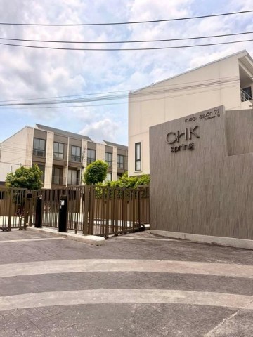 BH4327 ให้เช่าทาวน์โฮม 3 ชั้น Cherkoon สุขุมวิท 77 อ่อนนุช 46 รีโนเวทใหม่ พร้อมอยู่ติดต่อ Agent คุณบัว (Bua)Tel: 093-646-4597&nbsp;LINE ID: Bua093ราคาเช่า 35,000 บาทต่อเดือนทาวน์โฮม 3 ชั้น โครงการ Cherkoon สุขุมวิท 77 ทำเลอ่อนนุช ใกล้ศรีนครินทร์และรถไฟฟ้าสายสีเหลือง บ้านรีโนเวทใหม่ ไม่เคยปล่อยเช่ามาก่อน พร้อมเฟอร์นิเจอร์และเครื่องใช้ไฟฟ้าครบ เหมาะสำหรับครอบครัว คนทำงาน หรือผู้ที่ต้องการทำ Home Officeราคาเช่า 35,000 บาท